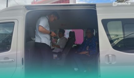 Bupati Jember, Muhammad Fawait, di dalam mobil Hiace bersama beberapa kepala Organisasi Pemerintah Daerah (OPD). (Foto: Fadli/Frensia).