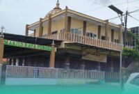 Tampak depan masjid Raya Pesona yang baru saja dibuka segelnya (Polici Line) (Foto: Sigit/Frensia). 