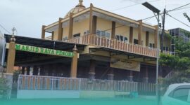 Tampak depan masjid Raya Pesona yang baru saja dibuka segelnya (Polici Line) (Foto: Sigit/Frensia). 