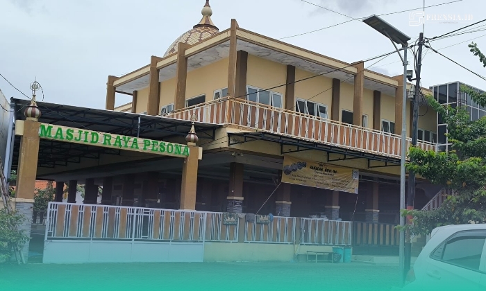 Tampak depan masjid Raya Pesona yang baru saja dibuka segelnya (Polici Line) (Foto: Sigit/Frensia). 