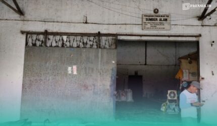 Tampak depan Usaha Dagang (UD) Sumber Alam, milik Hendry Angka Wijaya di Desa Pancakarya, Kecamatan Ajung. (Foto: Fadli/Frensia).