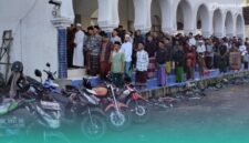 Suasana para jamaah saat melaksanakan ibadah sholat IdulFitri di Masjid Pondok Pesantren Salafiyah Syafi'iyah, Desa Suger, Kacamatan Jelbuk, Jember. (Fadli/Frensia).  