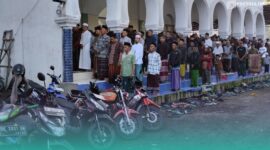 Suasana para jamaah saat melaksanakan ibadah sholat IdulFitri di Masjid Pondok Pesantren Salafiyah Syafi'iyah, Desa Suger, Kacamatan Jelbuk, Jember. (Fadli/Frensia).  