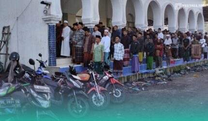Suasana para jamaah saat melaksanakan ibadah sholat IdulFitri di Masjid Pondok Pesantren Salafiyah Syafi'iyah, Desa Suger, Kacamatan Jelbuk, Jember. (Fadli/Frensia).