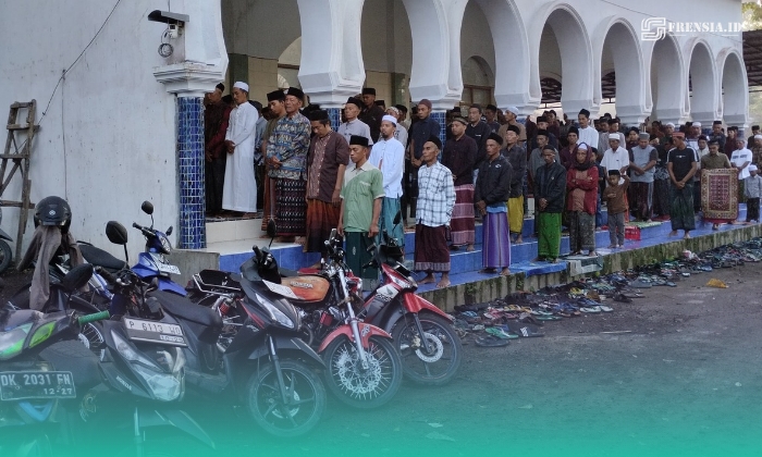 Suasana para jamaah saat melaksanakan ibadah sholat IdulFitri di Masjid Pondok Pesantren Salafiyah Syafi'iyah, Desa Suger, Kacamatan Jelbuk, Jember. (Fadli/Frensia).  