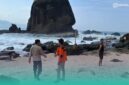 Polisi saat mencari korban yang terseret ombak di Pantai Papuma (Foto: Istimewa).