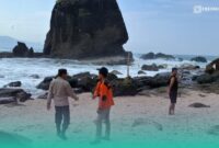 Polisi saat mencari korban yang terseret ombak di Pantai Papuma (Foto: Istimewa).