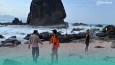 Polisi saat mencari korban yang terseret ombak di Pantai Papuma (Foto: Istimewa).