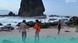 Polisi saat mencari korban yang terseret ombak di Pantai Papuma (Foto: Istimewa).