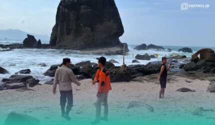 Polisi saat mencari korban yang terseret ombak di Pantai Papuma (Foto: Istimewa)