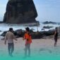 Polisi saat mencari korban yang terseret ombak di Pantai Papuma (Foto: Istimewa).