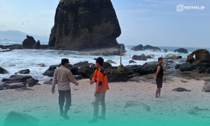 Polisi saat mencari korban yang terseret ombak di Pantai Papuma (Foto: Istimewa).