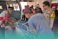 Polisi dan petugas rumah sakit saat evakuasi korban yang terseret ombak (Foto:  Istimewa). 