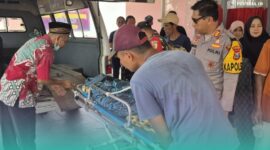 Polisi dan petugas rumah sakit saat evakuasi korban yang terseret ombak (Foto:  Istimewa). 