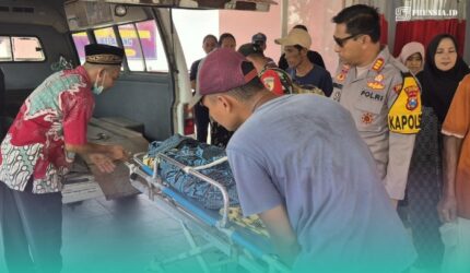 Polisi dan petugas rumah sakit saat evakuasi korban yang terseret ombak (Foto: Istimewa).