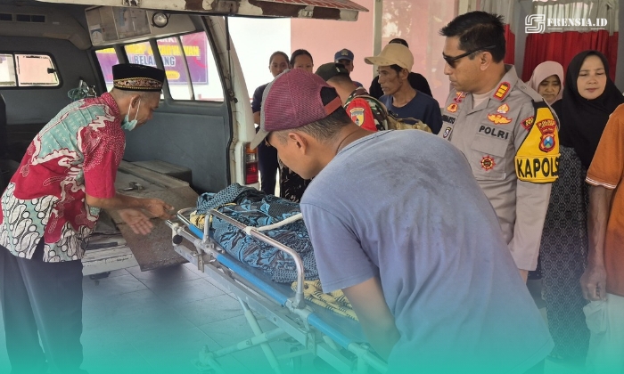 Polisi dan petugas rumah sakit saat evakuasi korban yang terseret ombak (Foto:  Istimewa). 