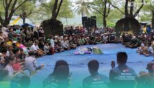 Para peserta Festival Pegon dan warga Desa Sumberejo serta pengunjung, saat mengikuti tasyakuran di bawah pohon cemara tepi pantai Watu Ulo (Foto: Fadli/Frensia).
