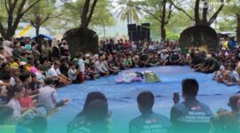 Para peserta Festival Pegon dan warga Desa Sumberejo serta pengunjung, saat mengikuti tasyakuran di bawah pohon cemara tepi pantai Watu Ulo (Foto: Fadli/Frensia).