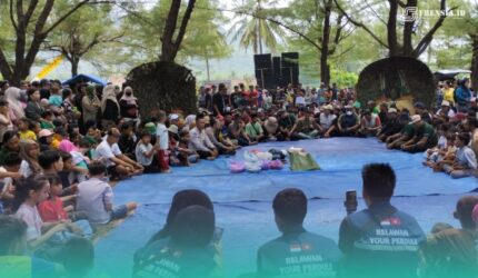 Para peserta Festival Pegon dan warga Desa Sumberejo serta pengunjung, saat mengikuti tasyakuran di bawah pohon cemara tepi pantai Watu Ulo (Foto: Fadli/Frensia).