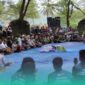 Para peserta Festival Pegon dan warga Desa Sumberejo serta pengunjung, saat mengikuti tasyakuran di bawah pohon cemara tepi pantai Watu Ulo (Foto: Fadli/Frensia).