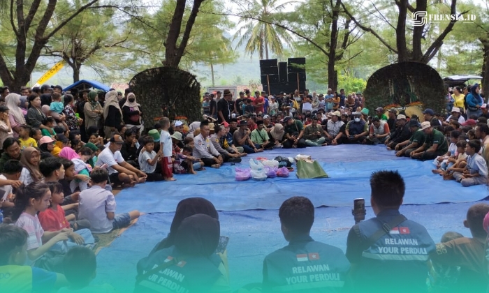 Para peserta Festival Pegon dan warga Desa Sumberejo serta pengunjung, saat mengikuti tasyakuran di bawah pohon cemara tepi pantai Watu Ulo (Foto: Fadli/Frensia).
