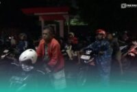Antrean mengular di salah satu SPBU di Jember (Foto: Sigit/Frensia). 