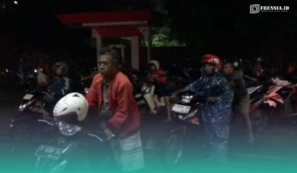 Antrean mengular di salah satu SPBU di Jember (Foto: Sigit/Frensia).