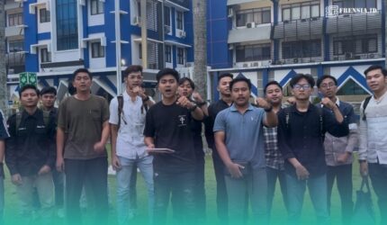 Aliansi Mahasiswa Universitas Muhammadiyah (Unmuh) Jember, saat selesai membacakan pernyataan sikap atas kasus penyiraman air keras terhadap Wakil Koordinator KontraS, Andrie Yunus. (Foto: Istimewa).