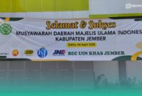 Banner ucapan selamat atas diselenggarakannya Musyawarah Daerah (Musda) MUI ke-XI Kabupaten Jember (Foto: Fadli/Frensia). 