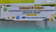 Banner ucapan selamat atas diselenggarakannya Musyawarah Daerah (Musda) MUI ke-XI Kabupaten Jember (Foto: Fadli/Frensia).