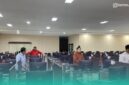 Petugas UTBK sedang mengecek kondisi keamanan komputer (Foto: Istimewa). 