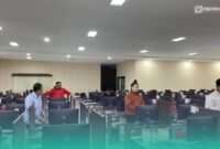 Petugas UTBK sedang mengecek kondisi keamanan komputer (Foto: Istimewa). 