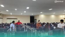 Petugas UTBK sedang mengecek kondisi keamanan komputer (Foto: Istimewa).