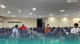 Petugas UTBK sedang mengecek kondisi keamanan komputer (Foto: Istimewa). 