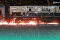 Tangkapan video roda lokomotif kereta keluarkan percikan api (Foto: Istimewa). 