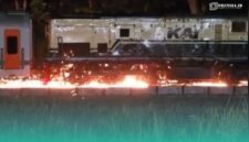 Tangkapan video roda lokomotif kereta keluarkan percikan api (Foto: Istimewa).