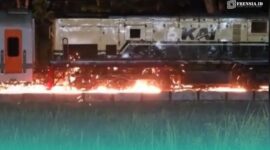 Tangkapan video roda lokomotif kereta keluarkan percikan api (Foto: Istimewa). 