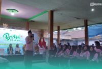 Bupati Jember, Gus Muhammad Fawait saat menyapa dan serap aspirasi dengan warga di Balai Desa Lampeji, Mumbulsari. (Foto: Fadli/Frensia). 