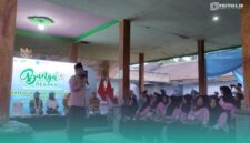 Bupati Jember, Gus Muhammad Fawait saat menyapa dan serap aspirasi dengan warga di Balai Desa Lampeji, Mumbulsari. (Foto: Fadli/Frensia).