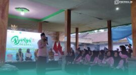 Bupati Jember, Gus Muhammad Fawait saat menyapa dan serap aspirasi dengan warga di Balai Desa Lampeji, Mumbulsari. (Foto: Fadli/Frensia). 