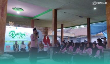 Bupati Jember, Gus Muhammad Fawait saat menyapa dan serap aspirasi dengan warga di Balai Desa Lampeji, Mumbulsari. (Foto: Fadli/Frensia).