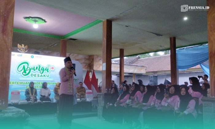 Bupati Jember, Gus Muhammad Fawait saat menyapa dan serap aspirasi dengan warga di Balai Desa Lampeji, Mumbulsari. (Foto: Fadli/Frensia). 