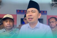 Bupati Jember, Gus Muhammad Fawait, saat wawancara doorstop di depan Puskesmas Kecamatan Mumbulsari. (Foto: Istimewa). 