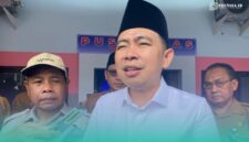 Bupati Jember, Gus Muhammad Fawait, saat wawancara doorstop di depan Puskesmas Kecamatan Mumbulsari. (Foto: Istimewa).