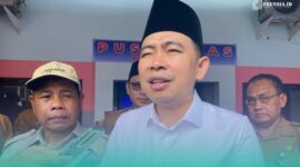 Bupati Jember, Gus Muhammad Fawait, saat wawancara doorstop di depan Puskesmas Kecamatan Mumbulsari. (Foto: Istimewa). 