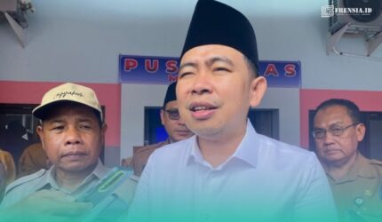 Bupati Jember, Gus Muhammad Fawait, saat wawancara doorstop di depan Puskesmas Kecamatan Mumbulsari. (Foto: Istimewa).