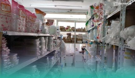 Salah satu ruangan di Toko Mitra Plastik Kabupaten Jember (Foto: Fadli/Frensia).
