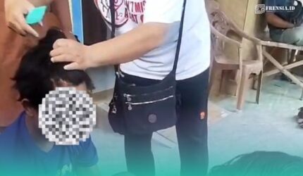 Proses evakuasi priia ODGJ di Kecamatan Puger, Jember (Foto: Istimewa).