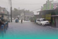 Genanagan air yang membanjiri Jalan Sumatra, di Kabupaten Jember (Foto: Fadli/Frensia). 