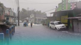 Genanagan air yang membanjiri Jalan Sumatra, di Kabupaten Jember (Foto: Fadli/Frensia). 